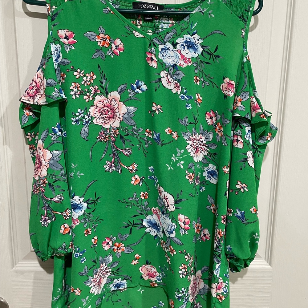 Roz & Ali multicolored sleeveless ruffled blouse with crew neck